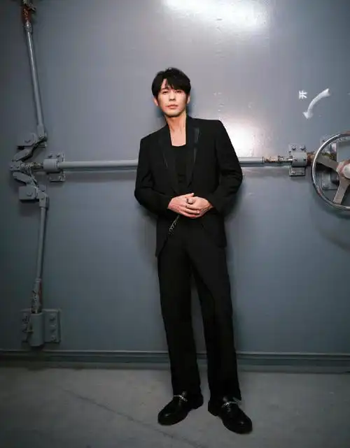 白宇地下车库光影大片##白宇黑色西装造型