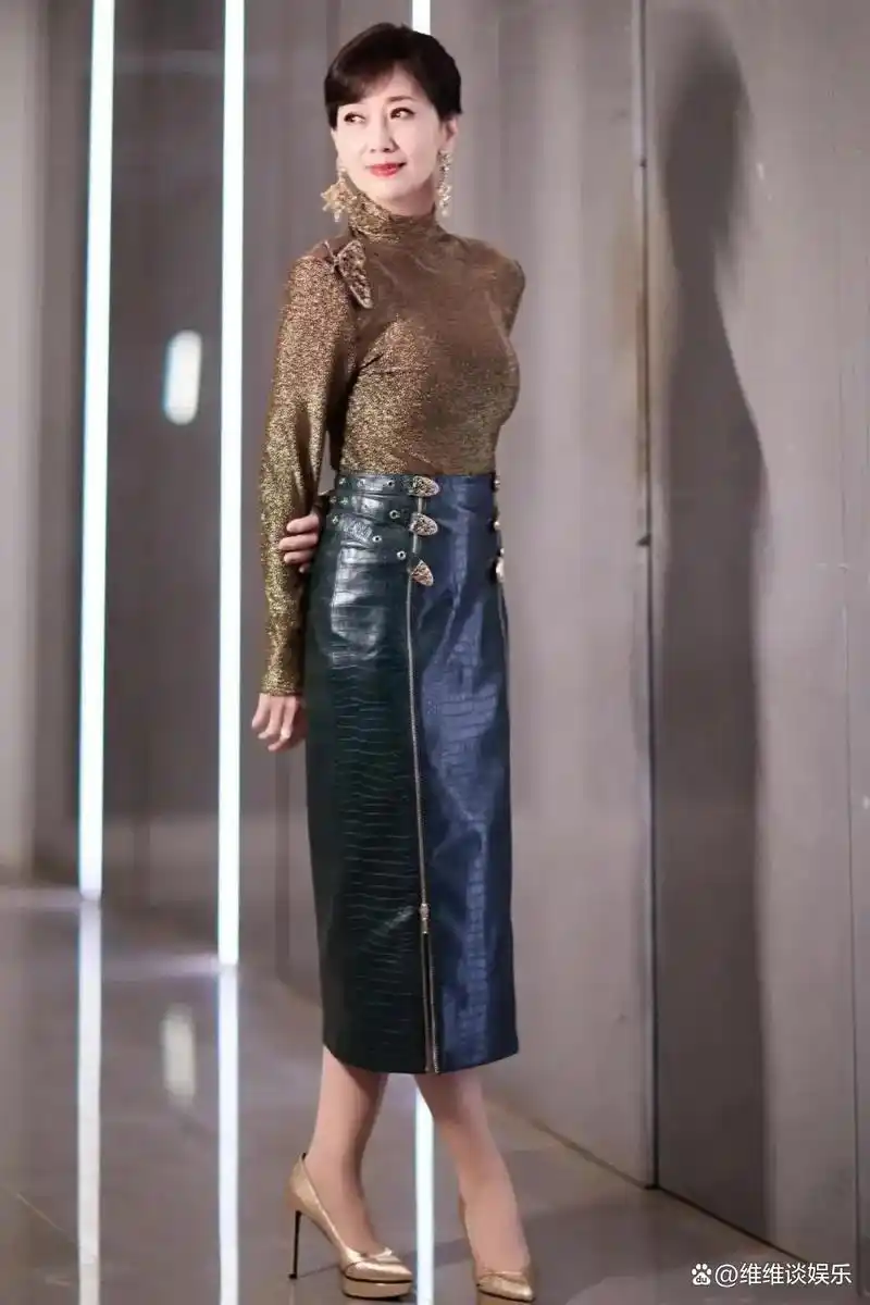 70岁赵雅芝的最新穿搭美照,这身段和穿衣打扮,少女感十足!