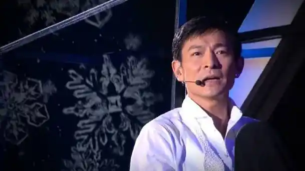 刘德华超话回顾刘德华2008上海演唱会《冰雨》经典永不过时,满满的
