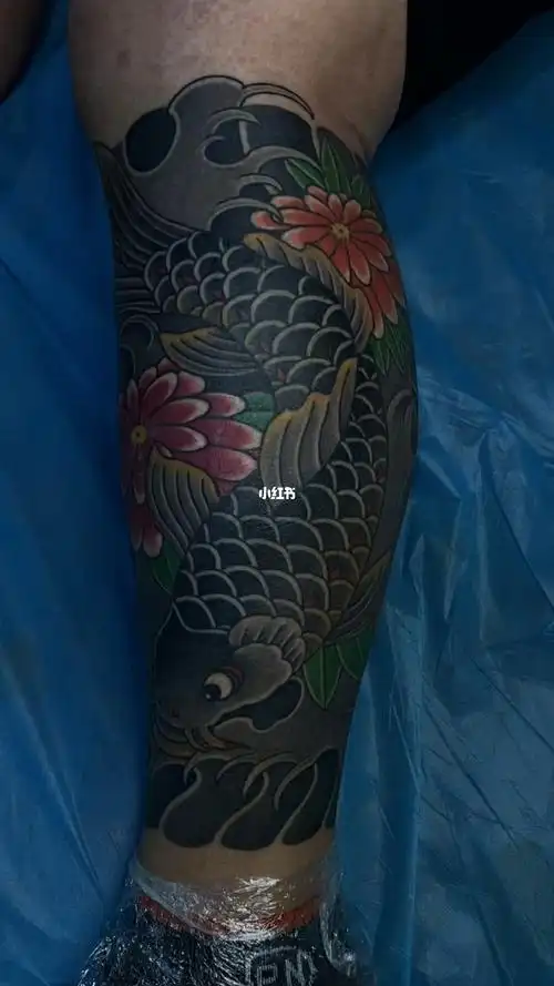 老传统鲤鱼菊花包小腿纹身