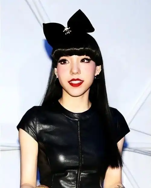 资本弃子吴莫愁一张海报吓哭小孩消失3年回归却一轮游