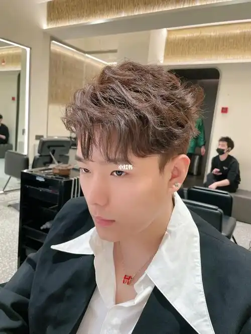 一款好的发型可以让你省事省心省力,这款发型方便打理不易乱,在家就可