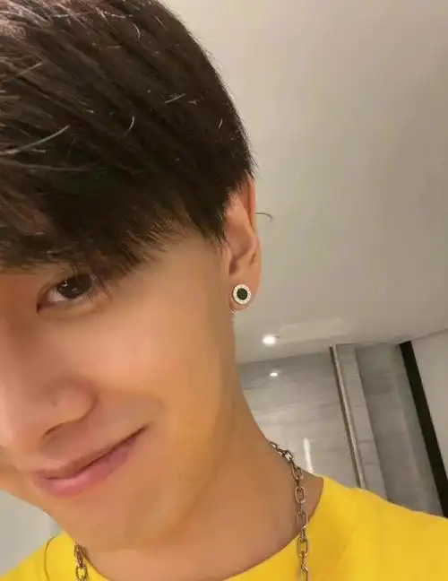 任嘉伦回家后心情好晒素颜九宫格少年感十足爆下部剧合作baby