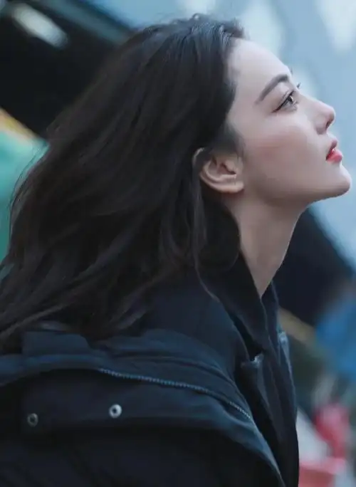 张馨予长发披肩侧颜优越红唇烈焰美艳动人