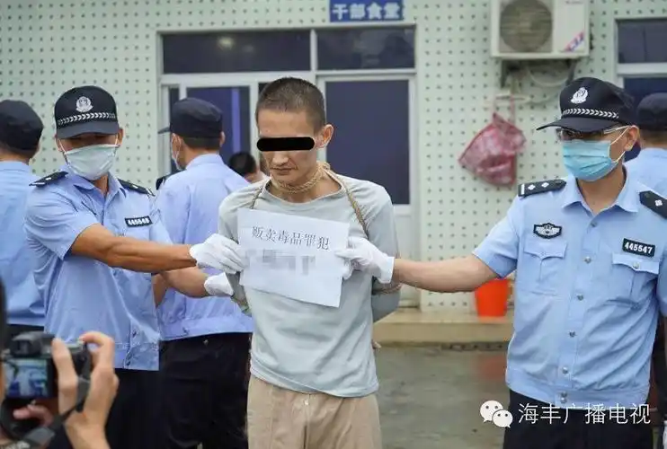 死刑犯被押赴刑场画面曝光 家属追着车飙泪(组图)
