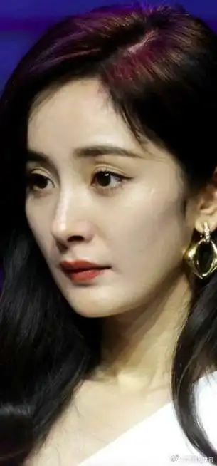 35岁杨幂生图眼下有明显疤痕,真人鼻子很高被吐槽像砌了一堵墙