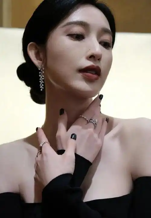 张俪港风写真大秀香肩美背雪肤玉貌魔鬼身材太性感撩人