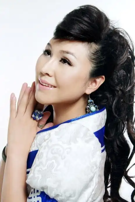 【新歌速递】乌兰托娅《梦里青草香》再现草原天籁