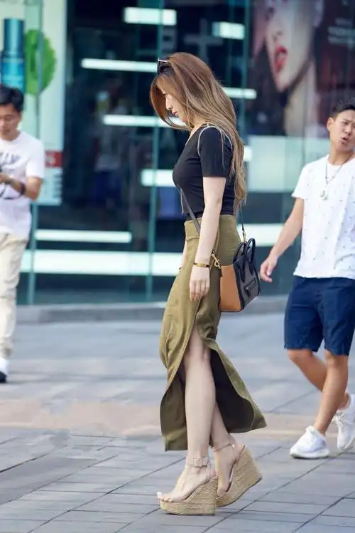 路人街拍:时尚唯美范连衣裙,让小姐姐艳压群芳,女人味十足了