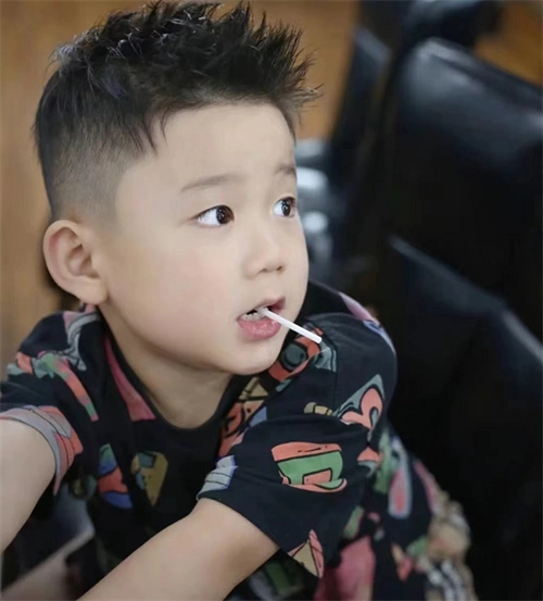 小男孩飞机头发型 纯真可爱帅气无比_儿童发型 - 美发站