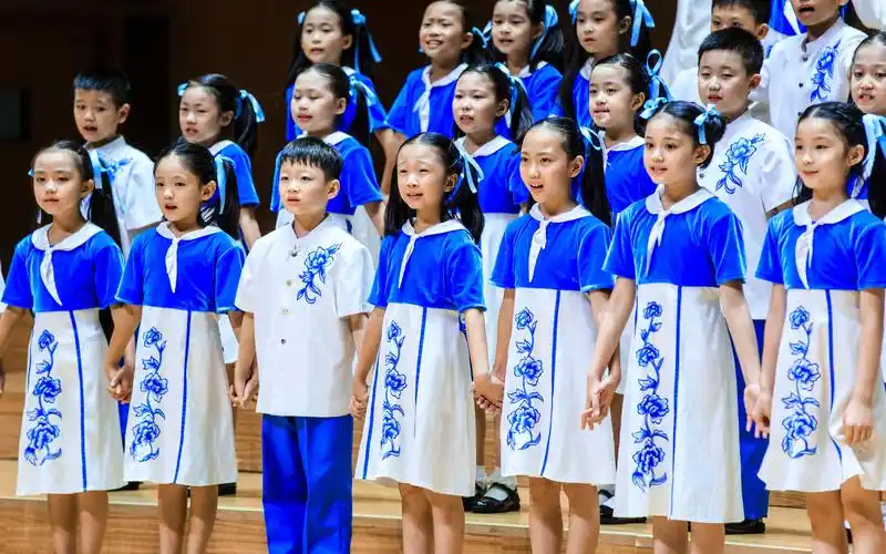 【银河少年合唱团】拉起手(1年级小班,2016年)