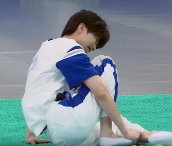 蔡徐坤指压板跳8米远,看清蔡徐坤落脚时的反应,有无台本很显然