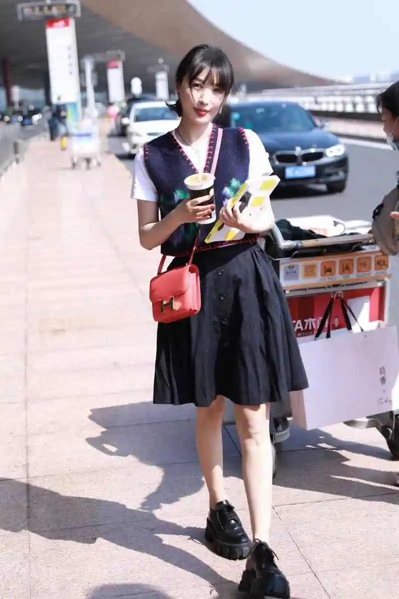 李菲儿真会赶时髦针织马甲配t恤清新简约俏皮活泼