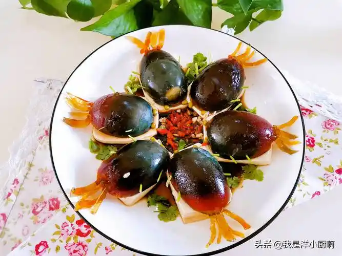 过年餐桌上的菜品要求就是款式多造型美,凉菜,热菜样样齐全,鸡鸭鱼肉