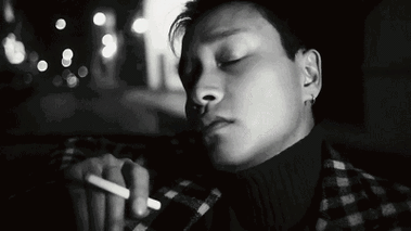 《春光乍泄》里,张国荣道别梁朝伟,坐车离去.车后排,他点燃一根烟.