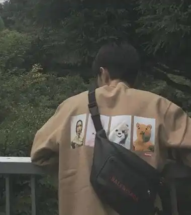 4张肖战背影中混入1张李现,新粉看了直犯懵,老粉却能秒认出__凤凰网