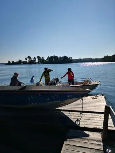 我们又在海上欣赏mahone bay小镇的美,随便看看帆船.