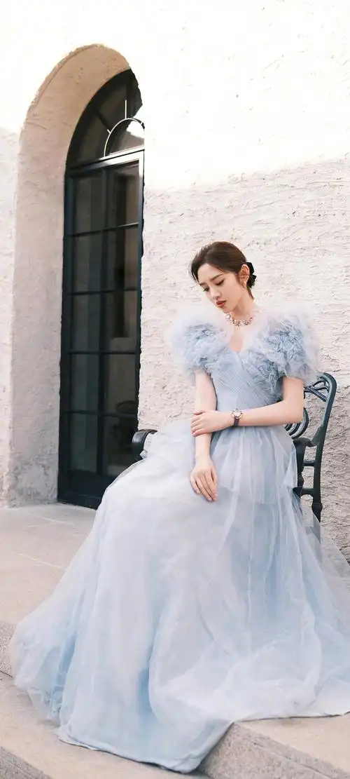 蓝色婚纱长裙子唐艺昕手机壁纸