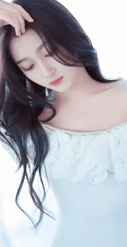 关晓彤甜美碎花大片,身穿白色露肩短裙,散发着醉人的清新花香