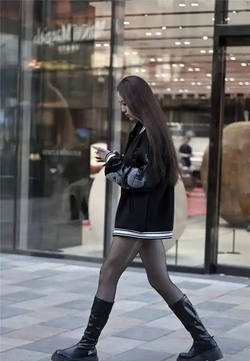 秋冬季节外出时,长筒靴搭配黑色靴子,看起来精致并不难