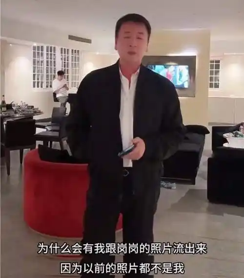 52岁赖文峰穿白衬衫很潇洒,29岁妻子美呆了