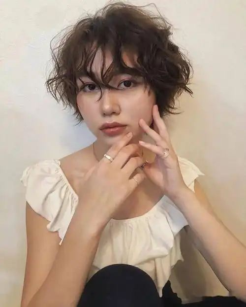 烫烫微卷更好看,俏皮感倍增不死板.