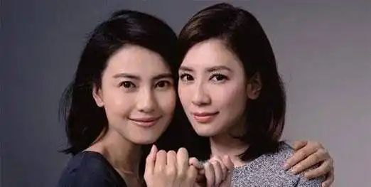 原创高圆圆被曝怀孕脸变圆刻意遮肚子引发猜测静等赵又廷官宣