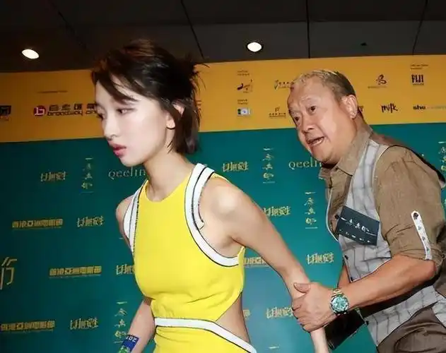 周冬雨的事业发展非常出色,如今不仅是一位备受瞩目的演员,还受邀担任