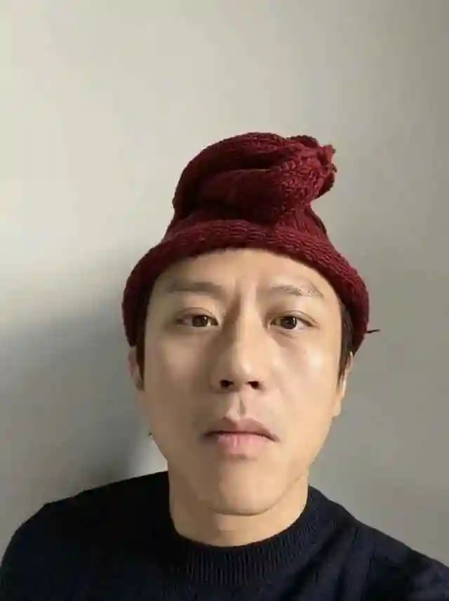 12月20日,邓超在社交平台上分享了一组搞笑自拍照,并写道:"孙俪老师