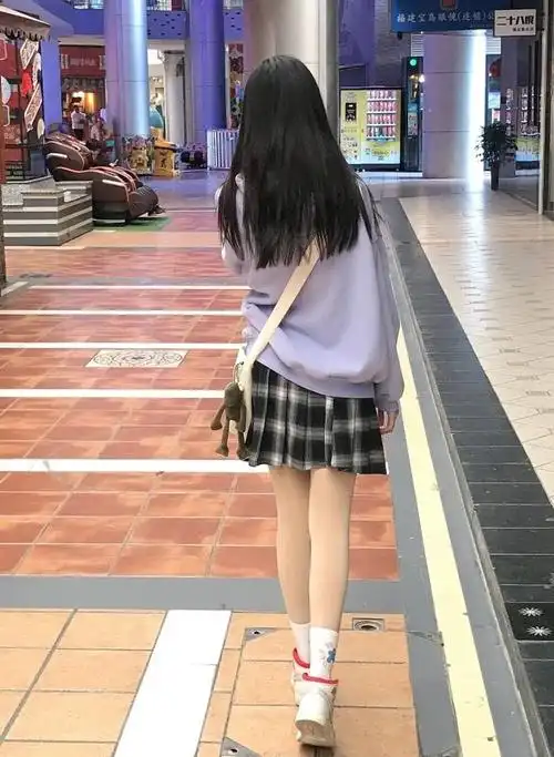 曲芷含14岁就穿光腿神器还套儿童袜,腿长150,真是让小编看着就酸了.