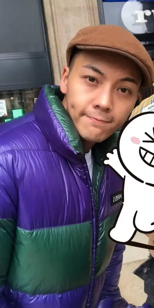 陈伟霆没拒绝女生的合影请求纯素颜出镜暴露真实颜值