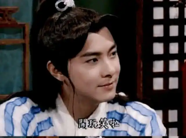 《江湖小子》半束半披发,头上戴着白色抹额,面容清秀,气质不凡.