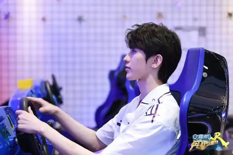 奔跑吧分享蔡徐坤12期剧照百变少年的每一面都让人心动