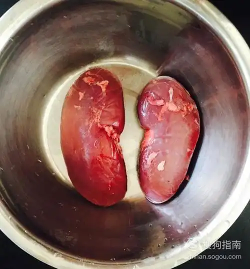 猪腰子清洗干净,平刀从中间切开,撕掉外膜,切掉腰子中间白色的骚筋