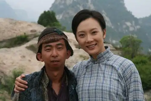 此前热播的抗日神剧《箭在弦上》还有《铁梨花》,《红娘子》等等,他都