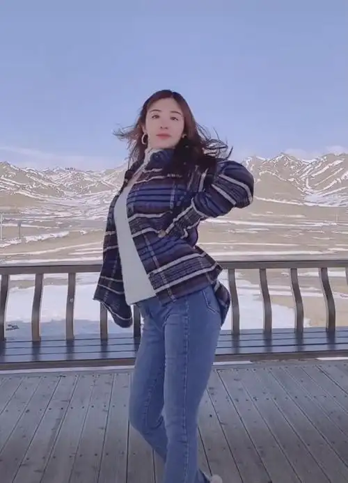 32岁张含韵真拼穿漏洞衫跳广场舞为雪山添火身材火辣脸通红