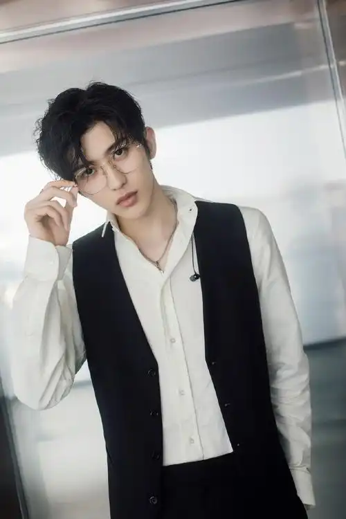 近日,蔡徐坤工作室在微博晒出一组蔡徐坤最新造型图,照片中,蔡徐坤身