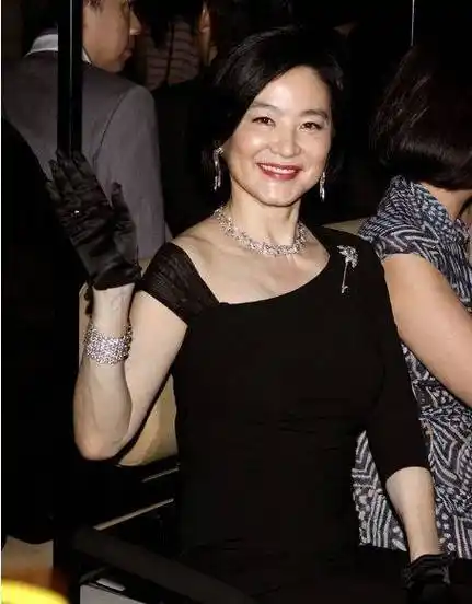 赵雅芝爆出荷塘照!