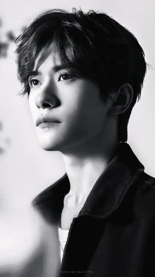 易烊千玺飘雪侧颜##易烊千玺阿玛尼美妆全球品牌代言人