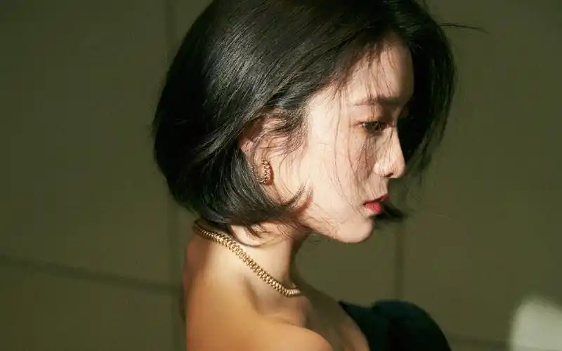 张雪迎黑纱裙性感写真桌面壁纸