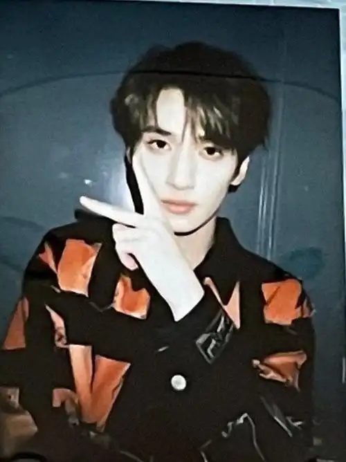 严浩翔黑牛仔造型##严浩翔手势五连拍拍立得