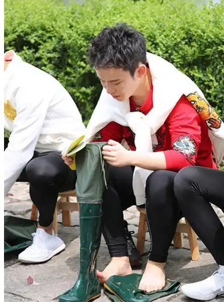 董子健在《高能少年团》中变身高萌少年