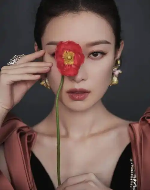 惊艳了倪妮出席时尚芭莎年度派对绝佳气质绝美无比