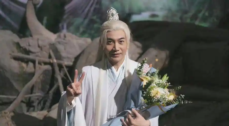 总之,小编很欣赏这位"白发美男子"迄今为止,张智尧也有多年出演古装剧