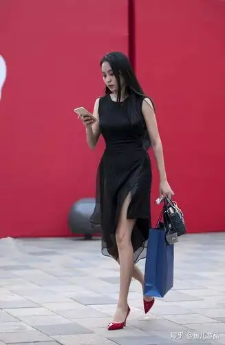 街拍:女性高跟鞋搭配,简约出街收获魅力时尚