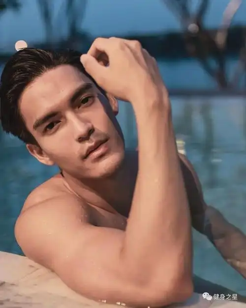 华裔男模腹肌人鱼线太撩人这是你理想男友的模样吗