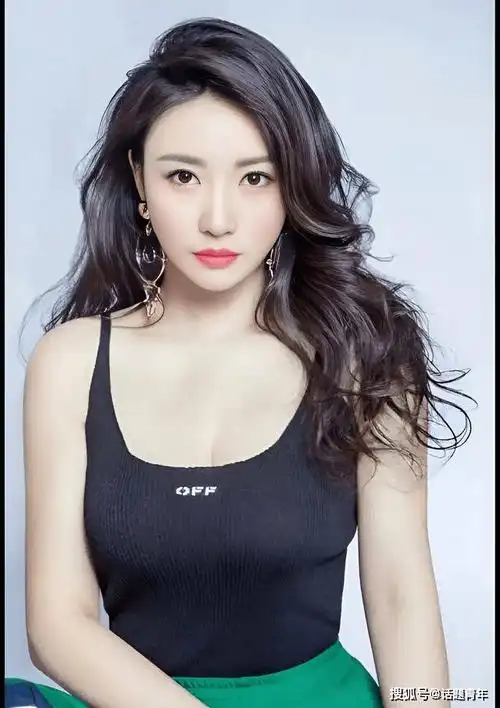 43岁柳岩近照曝光,曾凭美胸红遍星途,如今事业线不再?