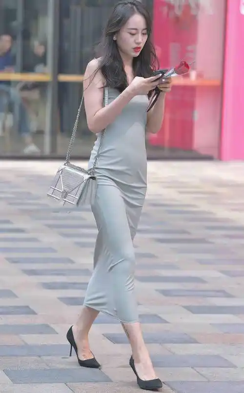 炎炎夏日,穿裙装的美女搭配高跟鞋最有女人味,细高跟的效果最好_设计