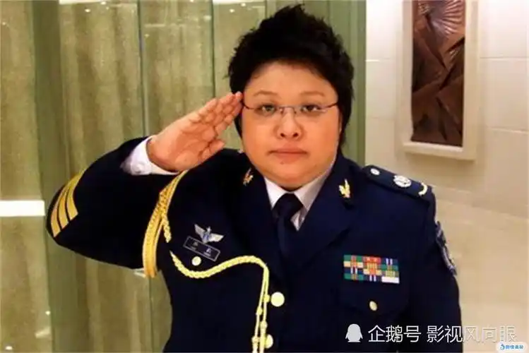 但是有网友找到当年韩红在学校时候的照片,众人