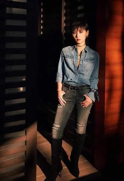 周笔畅为博眼球真拼一身补丁牛仔装搭配关公妆活像个戏子